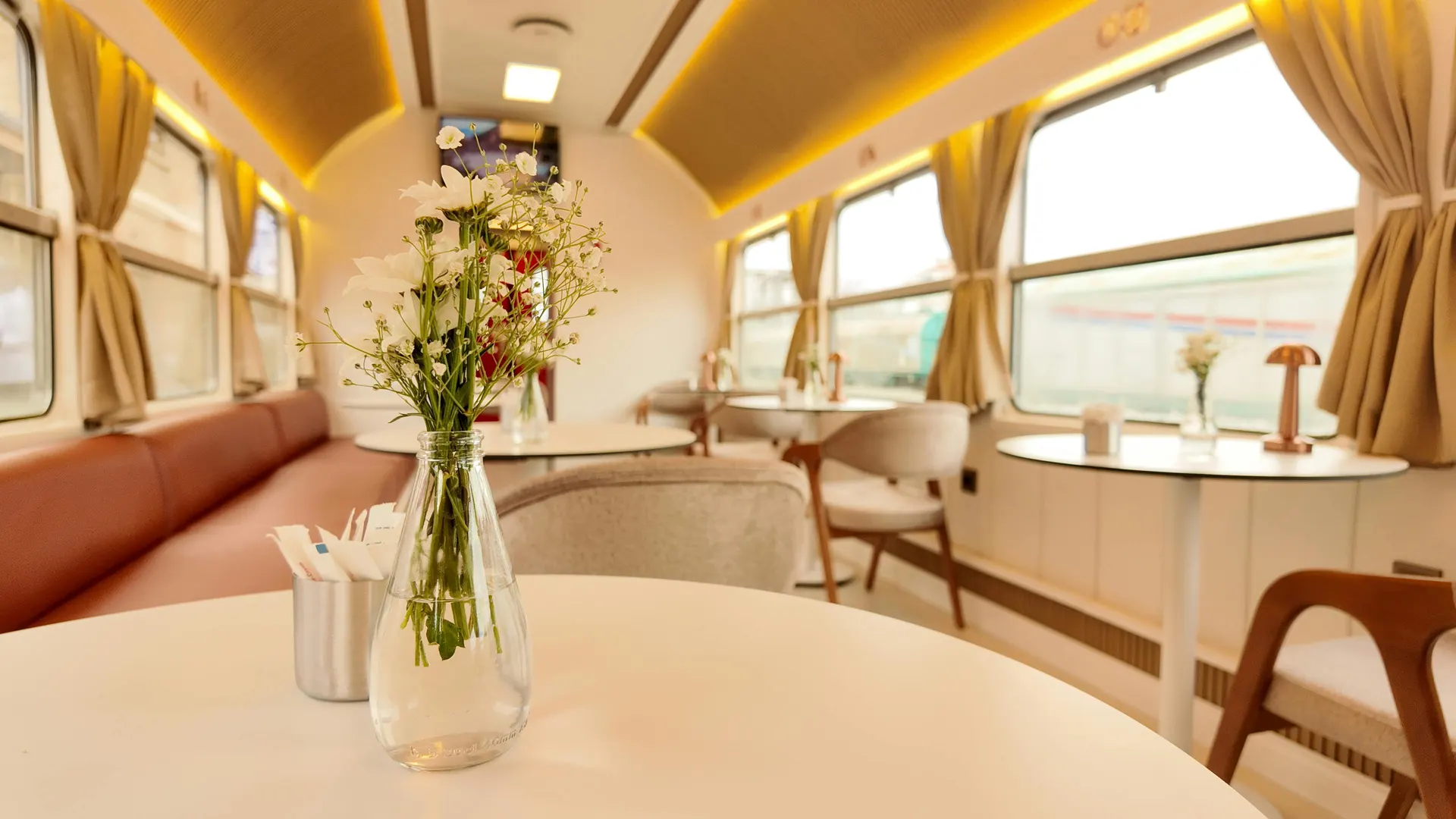 Österreichische Speisen und Kaffee in einem eleganten Speisewagen