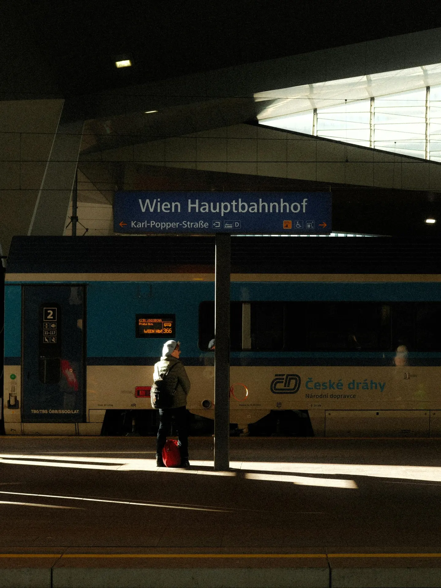 Wiener Westbahnhof mit eleganter Abfahrt und Messingakzenten