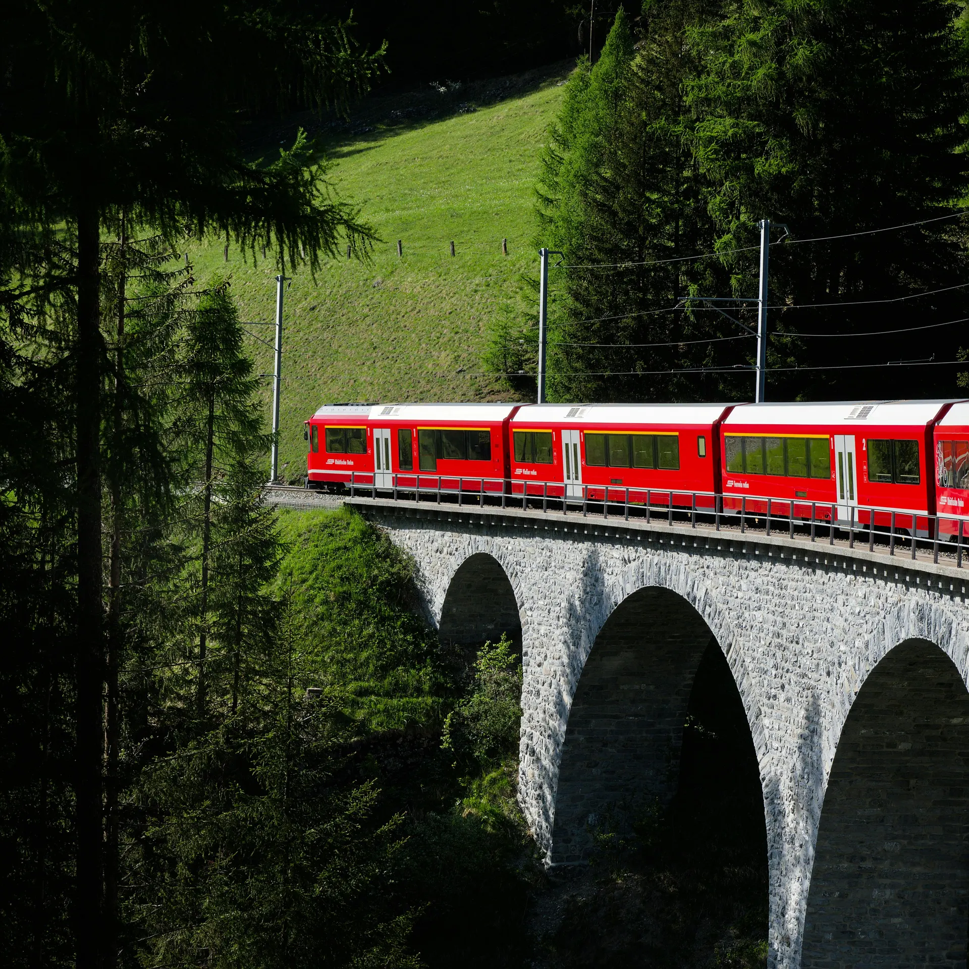 Alpenviadukt auf der Arlbergstrecke mit Panoramablick