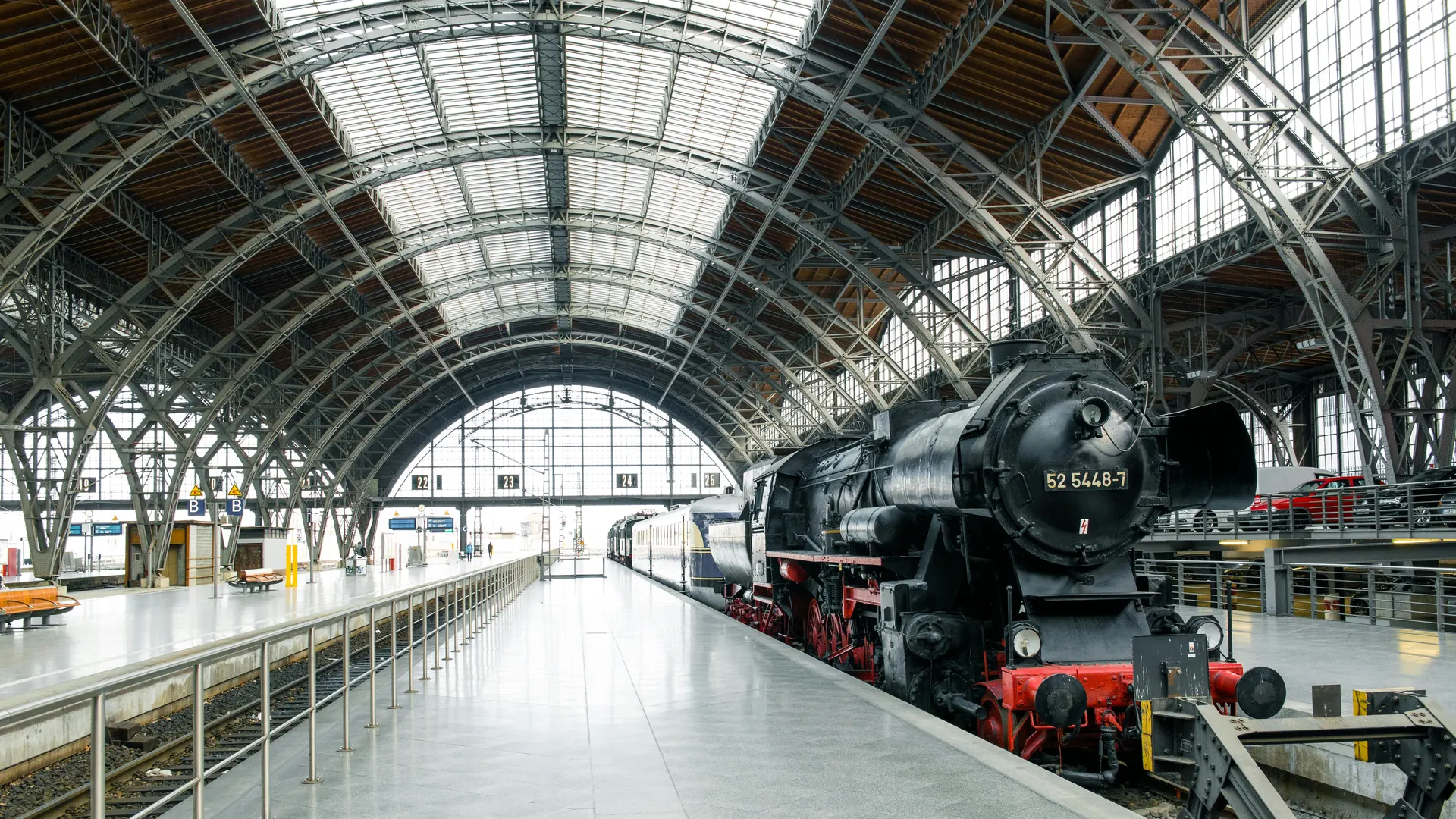 Salzburger Bahnhofshalle und klassischer Luxuszug