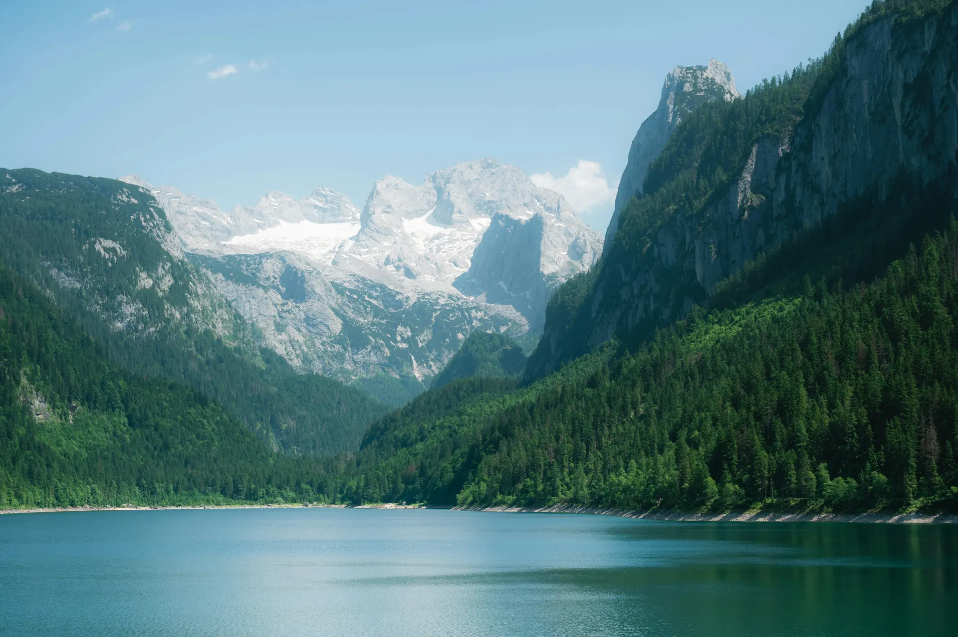 Zugstrecke am See im Salzkammergut mit Alpenpanorama